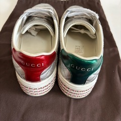 美品✨GUCCI キルティングスニーカー シルバー/レッド/グリーン 蜂の画像
