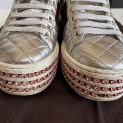 美品✨GUCCI キルティングスニーカー シルバー/レッド/グリーン 蜂の画像