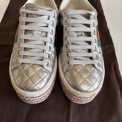 美品✨GUCCI キルティングスニーカー シルバー/レッド/グリーン 蜂の画像