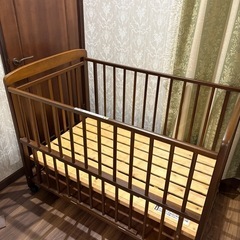 木製ベビーベッドの画像