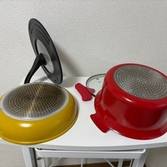 フライパンと鍋の画像