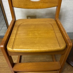 木の椅子の画像