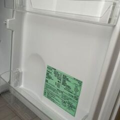 【2022年製】新しくて美品🌟とてもお得です🌟より大きな冷蔵庫に買い替えのため、お譲りします。  購入して2年間使用しました。  故障などはなく、使用できます。  冷蔵庫の上にレンジを置いていたことで、少し傷があります(画像2枚目)  ※お渡しする前に、一通り掃除してからお渡しします。  詳細 色:白  サイズ:高さ85.8cm 　　　横　47.5cm 　　　奥行き50.2cm  冷蔵室:61L 冷凍室:26L  ※取扱書、製氷皿、卵トレー付きの画像