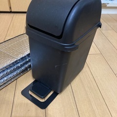 サンシェード(車フロントガラス用)と車用ゴミ箱のセットの画像