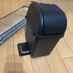 サンシェード(車フロントガラス用)と車用ゴミ箱のセットの画像