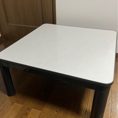 正方形のローテーブルの画像