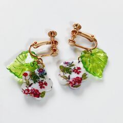 花柄イヤリング　ハンドメイドの画像