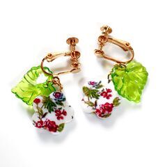 花柄イヤリング　ハンドメイドの画像