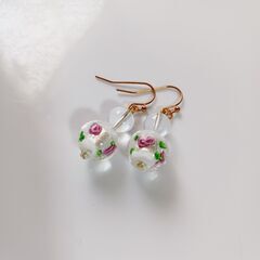 バラ模様のトンボ玉ピアスの画像