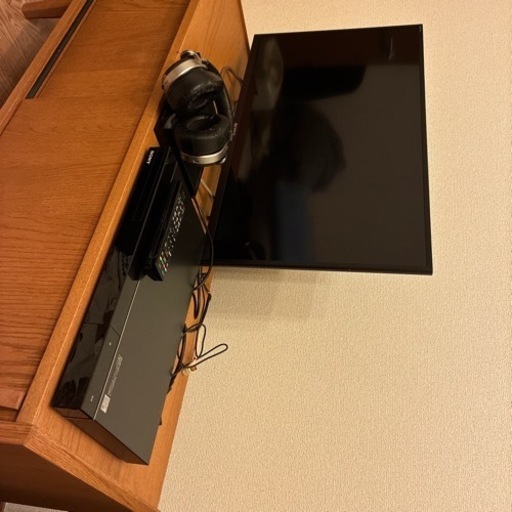 テレビ、ブルーレイプレーヤー、ワイヤレスヘッドホン式スピーカー？