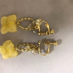 花のハンドメイドアクセサリーの画像