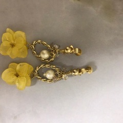 花のハンドメイドアクセサリーの画像