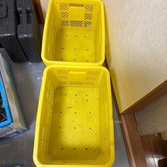農業などの黄色いカゴの画像
