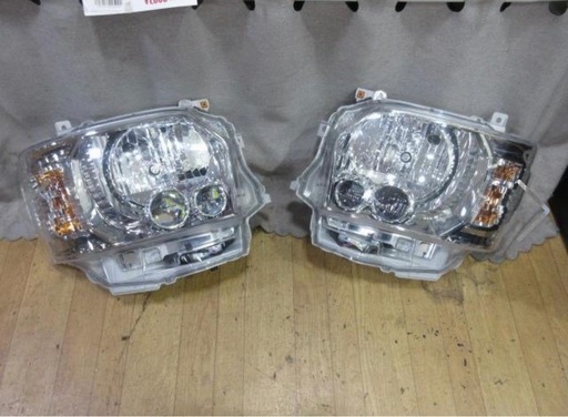 【TOYOTA】美品　200系　ハイエース ダークプライムⅡ 純正ヘッドライト 左右セット