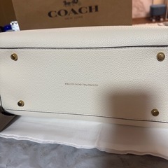 COACH コーチ　カーゴ トート34 ホワイトレザーめるるさん着用モデルの画像