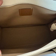 COACH コーチ　カーゴ トート34 ホワイトレザーめるるさん着用モデルの画像
