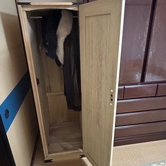 片開きの洋服タンスの画像