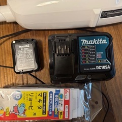 MAKITA コードレス掃除機　バッテリー充電器付きの画像