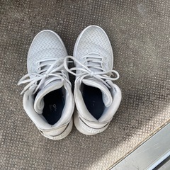 adidasハイカットスニーカーの画像