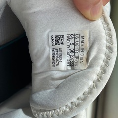 adidasハイカットスニーカーの画像
