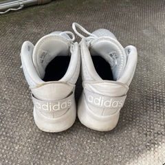 adidasハイカットスニーカーの画像