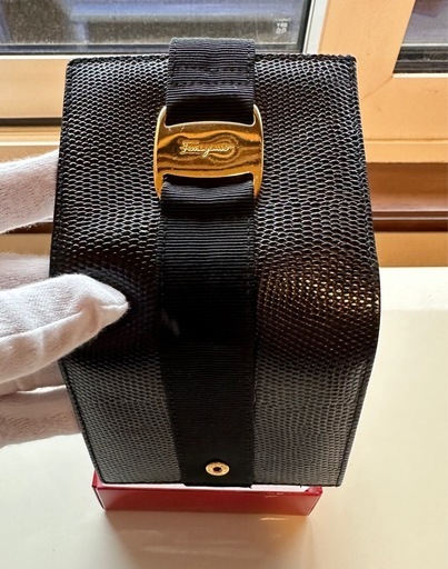 フェラガモ ヴァラリボン 二つ折り 財布　ブラック　保存箱付き