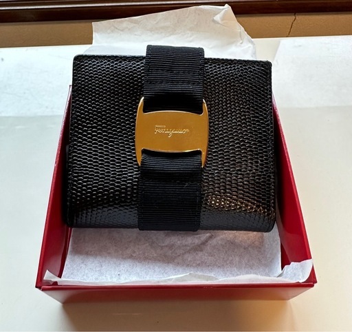 フェラガモ ヴァラリボン 二つ折り 財布　ブラック　保存箱付き