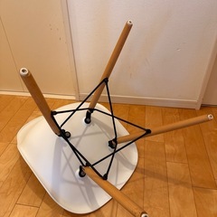 北欧風シンプルシェル型チェアの画像