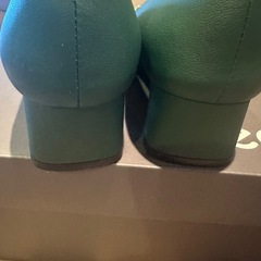 チェーン付きパンプス グリーンの画像