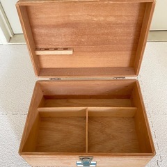 【0円】昔ながらの木製の救急箱（工具箱サイズ・年季あり）の画像
