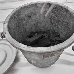 逗子 炭 こんろ 木炭 しちりん テーブル 黒炭 くぬぎ炭 なら炭 火鉢 七輪 バーベキューコンロ 炭用 キンカ 丸型 五平餅 さけるチーズ 餅 マシュマロ ピザ 食材 焼く 遠赤外線効果 香ばしく ジューシー 干物 旨味 殻付き ホタテ うなぎ 野菜 カボチャ キャベツ かまくら 暖房器具 BBQ 焼き肉 焼き鳥 練炭 焼き器 卓上 グリル BUNDOKバンドック 炭火 肉 牛肉 鶏肉 豚肉 魚介 干物 エビ貝 牡蠣 野菜 ネギ 椎茸 とうもろこし ストーブの画像