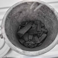 逗子 炭 こんろ 木炭 しちりん テーブル 黒炭 くぬぎ炭 なら炭 火鉢 七輪 バーベキューコンロ 炭用 キンカ 丸型 五平餅 さけるチーズ 餅 マシュマロ ピザ 食材 焼く 遠赤外線効果 香ばしく ジューシー 干物 旨味 殻付き ホタテ うなぎ 野菜 カボチャ キャベツ かまくら 暖房器具 BBQ 焼き肉 焼き鳥 練炭 焼き器 卓上 グリル BUNDOKバンドック 炭火 肉 牛肉 鶏肉 豚肉 魚介 干物 エビ貝 牡蠣 野菜 ネギ 椎茸 とうもろこし ストーブの画像