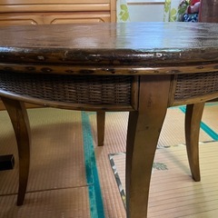 アンティークテーブルの画像