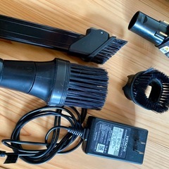 HITACHI製コードレススティッククリーナー 充電器とブラシ付きの画像