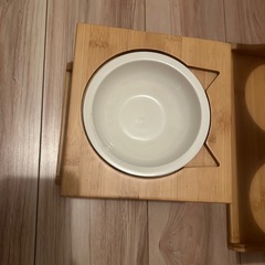 ネコの餌の皿の画像