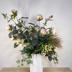 【引き取り限定】造花 フラワーアレンジメント／花器付き／インテリア・撮影・店舗ディスプレイにおすすめの画像