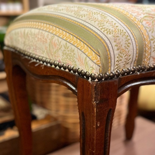 (A) 猫脚 フットスツール オットマン ヨーロピアン クラシック 輸入家具　フットレスト European Foot Stool Ottoman Classic Italian Style Furniture rest Cat Leg Stool Classic European Style Furniture gabriole leg ネコ脚　ねこ脚  検） 猫脚 フットスツール オットマン ヨーロピアン家具 イタリア家具 クラシック家具 輸入家具 ロココ調 アンティーク調 スツール 足置き 椅子