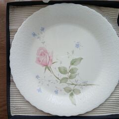 花柄の皿・サービスプレート（NARUMI　Bone China）の画像