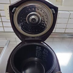 炊飯器　ユーズド　お釜が少し傷んでいます。の画像