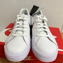 新品未使用タグ付き　定価9000円以上　白×茶色系　NIKE ナイキ　スニーカー　25cmの画像