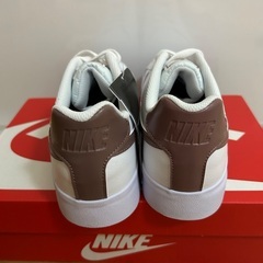 新品未使用タグ付き　定価9000円以上　白×茶色系　NIKE ナイキ　スニーカー　25cmの画像