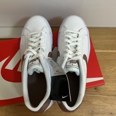 新品未使用タグ付き　定価9000円以上　白×茶色系　NIKE ナイキ　スニーカー　25cmの画像