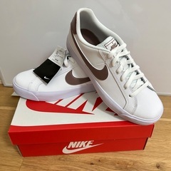 新品未使用タグ付き　定価9000円以上　白×茶色系　NIKE ナイキ　スニーカー　25cmの画像