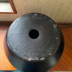 黒色の丸型花器、底穴あり。 の画像