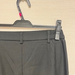 女性ファッション黒パンツの画像