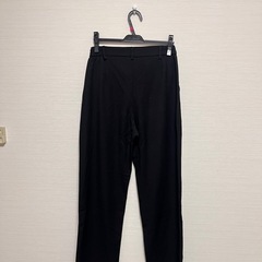 女性ファッション黒パンツの画像