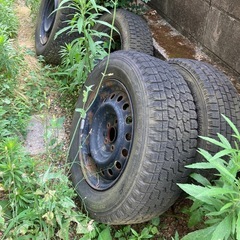 古いタイヤの画像