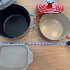 (ストーブ)鍋とグラタン皿としゃもじ&(ル・クルーゼ)鍋の画像