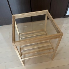 IKEA ネスナ ガラス面サイドテーブルの画像