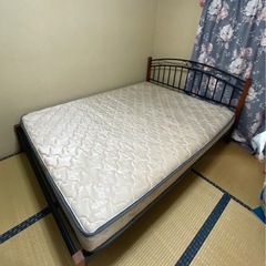 ダブルベッドの画像